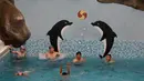 Warga berenang di Munsu Waterpark, Pyongyang, Korea Utara, Rabu (17/7/2019). Di Munsu Waterpark, kita dapat basah-basahan bermain air. (AP Photo/Vincent Yu)