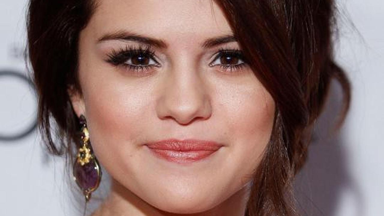 Manisnya senyum Selena Gomez