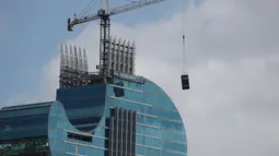 Pekerja menyelesaikan pembangunan Hotel Hard Rock di Hollywood, Florida (24/5/219). Hotel ini didesain dengan bentuk gitar lengkap dengan senar pada fasadnya dan dilengkapi dengan 638 kamar serta bungalo lengkap dengan kolam renang pribadi. (AFP Photo/Joe Raedle)