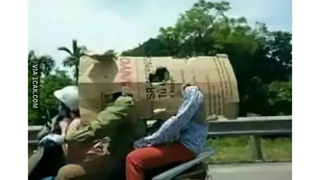 6 Aksi Pengendara Takut Panas Ini Curi Perhatian, Idenya Brilian