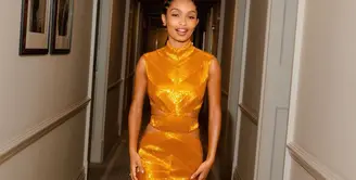 Yara Shahidi terlihat menghadiri acara premiere Peter Pan &amp; Wendy dalam balutan gaun Alexander McQueen. Foto: Document/Alexander McQueen.