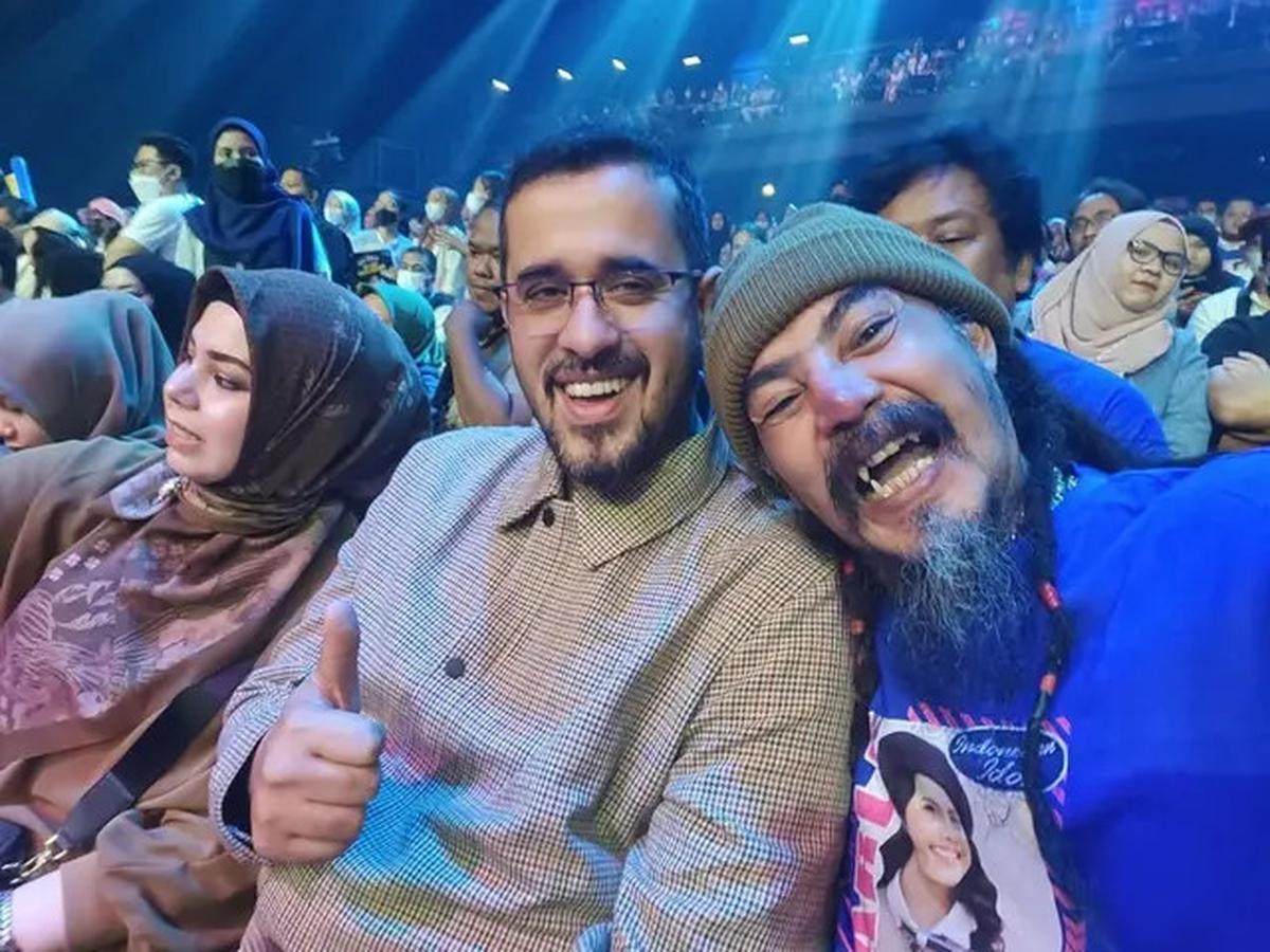 Intip Potret Limbad Pamer Gigi Taring yang Nyentrik, Ceritanya saat Umrah Viral