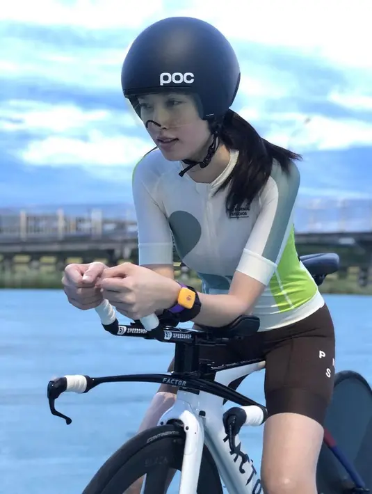 Saat di atas road bike-nya, Nong Poy terlihat sangat prima dan bersemangat. Dia selalu mengenakan helm untuk keselamatan dan perlindungan. [@poydtreechada]