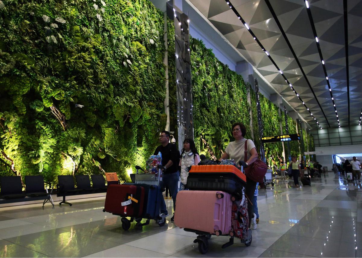 Rimbunnya Hutan Tropis di Bandara Soekarno-Hatta