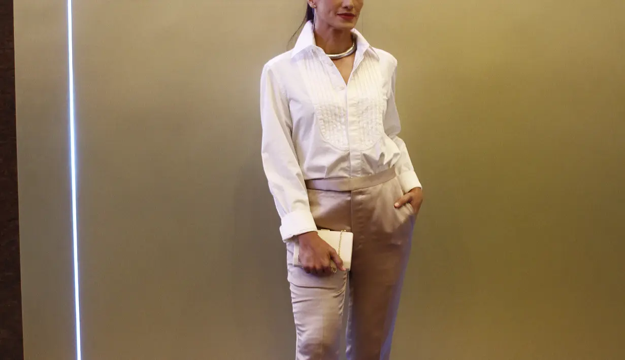 Davina tampak mengangumkan dengan kemeja dan celana satin bernuansa gold. Pduan kalun yang digunakan membuat total look nya semakin istimewa. [Foto: Tiffany&Co. dok]