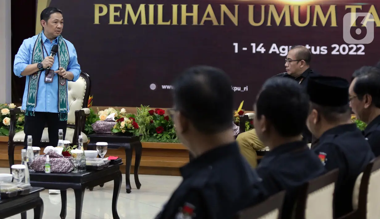 Ketua Partai Gelombang Rakyat (Gelora) Indonesia, Anis Matta (kiri) saat rangkaian pendaftaran Partai Politik Calon Peserta Pemilu 2024 di Gedung KPU, Jakarta, Minggu (7/8/2022). Hingga hari ketujuh masa pendaftaran, tercatat sudah 14 Partai Politik mendaftar untuk ikut dalam Pemilu 2024. (Liputan6.com/Helmi Fithriansyah)