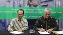 Staf Ahli Kemenristekdikti, Hari Purwanto (kiri) dan Country President Schneider Electric Indonesia, Xavier Denoly (kanan) saat penandatanganan donasi 60 unit produk panel tegangan menengah untuk 30 universitas dan politeknik. (Liputan6.com/Fery Pradolo)