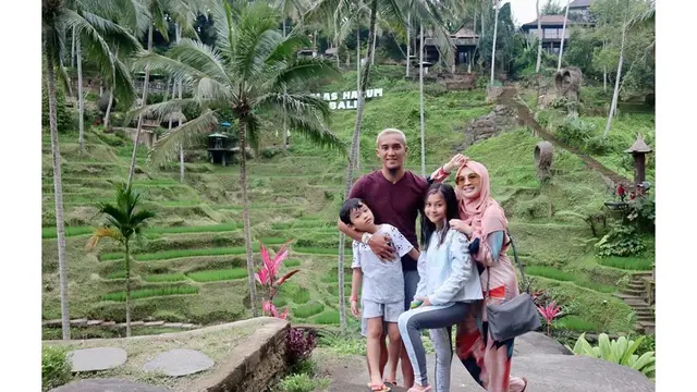 7 Momen Liburan Okie Agustina Bersama Keluarga Ke Bali