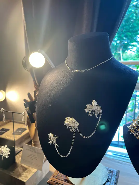 Perayaan bertajuk Semusim diselenggarakan di Plataran Menteng, Jakarta Pusat pada 20 Februari 2025.  Beragam koleksi perhiasan silver khas Tulola bersanding selaran dengan karya ready to wear rancangan Denny Wirawan.  / Foto dok : Fimela.com.