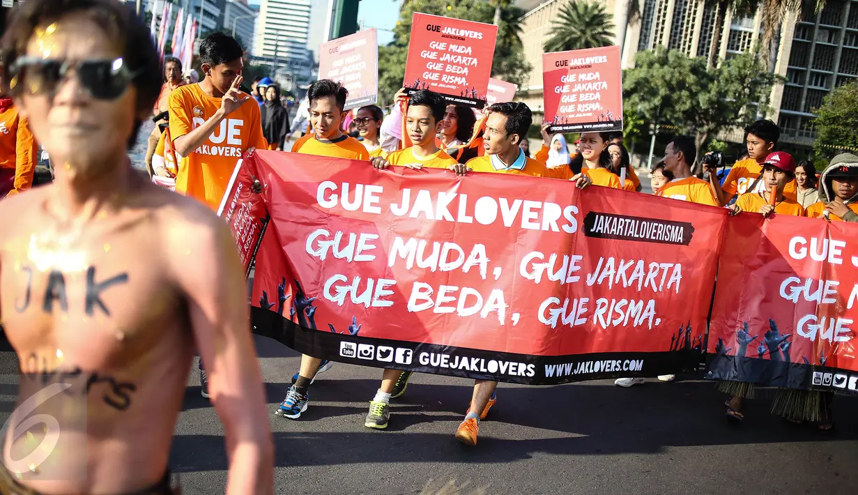Anak muda yang tergabung dalam Jaklovers melakukan aksi simpatik mendukung Wali Kota Surabaya Tri Rismaharini maju sebagai calon gubernur (cagub) pada Pilkada DKI 2017, di Bundaran Patung Kuda, Jakarta , Minggu (31/7). (Liputan6.com/Faizal Fanani)