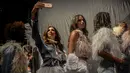 Seorang model berselfie di belakang panggung sebelum tampil membawakan busana Jay Star Jeans di Colombiamoda sebagai bagian dari Colombia Fashion Week di Medellin, Departemen Antioquia, Kolombia (25/7). (AFP Photo/Joaquin Sarmiento)