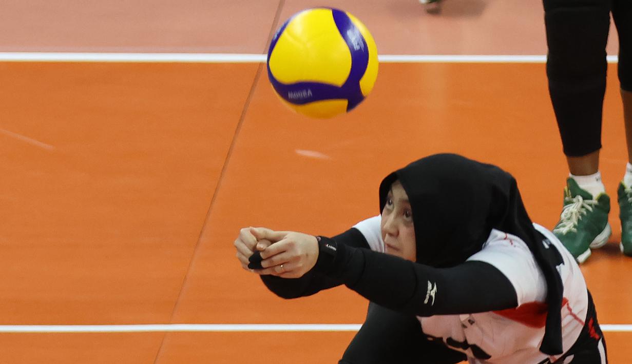 Pemain Timnas voli putri Indonesia, Alridhania Risqamara berusaha menjangkau bola saat menghadapi India pada laga klasifikasi peringkat 5-8 AVC Challenge Cup 2024 di Rizal Memorial Coliseum, Manila, Filipina, Selasa (28/5/2024). Indonesia kalah 1-3 (16-25, 32-30, 20-25 dan 24-26). (Asian Volleyball Confederation)