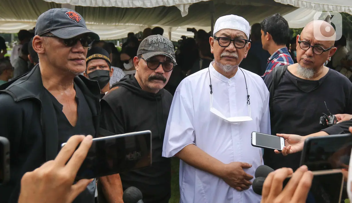<p>Aktor Deddy Mizwar (kedua kanan) dan Tio Pakusadewo (kiri) menghadiri  pemakaman Mieke Wijaya di TPU Tanah Kusir, Jakarta, Rabu (4/5/2022). Mieke Wijaya meninggal dunia pada Selasa, 3 Mei 2022 di Jakarta. Ia meninggal dunia pada usia 82 tahun. (Liputan6.com/Herman Zakharia)</p>