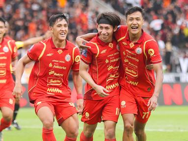 Pemain Persija Jakarta, Arlyansyah Abdulmanan (tengah) merayakan gol bersama rekan-rekannya dalam laga BRI Super League 2025/2026 melawan Persijap di Stadion Utama Gelora Bung Karno (SUGBK), Senayan, Jakarta, Sabtu (03/01/2025). (Bola.com/Abdul Aziz)