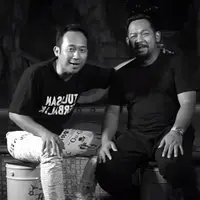 Bercanda memang mengasyikkan. Namun, ketika sudah kelewatan, maka nyawa bisa menjadi taruhan. Demikian pula kisah Bedu dan Deni Cagur. (YouTube/Kanal Beddu)