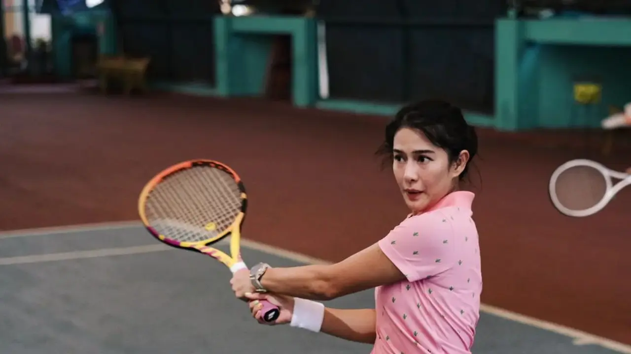 Potret Dian Sastro yang sedang bermain Tenis.