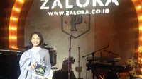Andien Aisyah mendapat penghargaan Fashion Game-Changer of the  Year Zalora style Awards, Kamis (8/4/2016) (Foto: Liputan6.com/Novi Nadya)