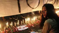 Anggota The Jakmania menyalakan lilin dan sebagai bentuk simpati atas kasus meninggalnya Muhammad Fahreza. (Bola.com/Gerry Anugrah Putra)