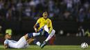 Pemain Brasil Neymar (kanan) dihadang pemain Argentina Nicolas Otamendi pada laga Pra-Piala Dunia 2018 zona CONMEBOL di Stadion Monumental Antonio Verspucio Liberti,Buenos Aires, Argentina, Sabtu (14/11/2015) WIB. (REUTERS/Marcos Brindicci)