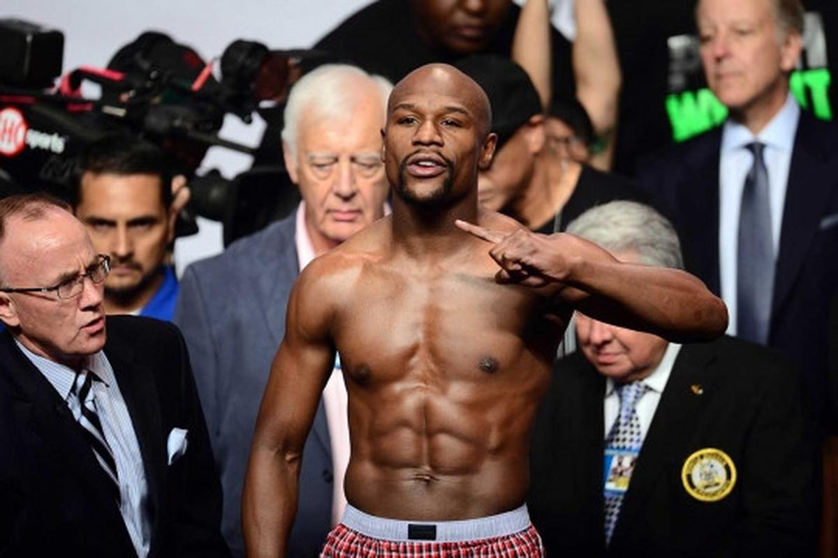 Jelang pertarungan, Mayweather dan Berto saling tatap
