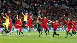 Para pemain Portugal berlari menyapa fans saat berselebrasi usai pertandingan melawan Belanda pada babak final Piala UEFA Nations League di Estadio do Dragao, Porto (10/6/2019). Portugal berhasil mengalahkan Belanda 1-0, berkat gol Goncalo Guedes. (AP Photo/Armando Franca)