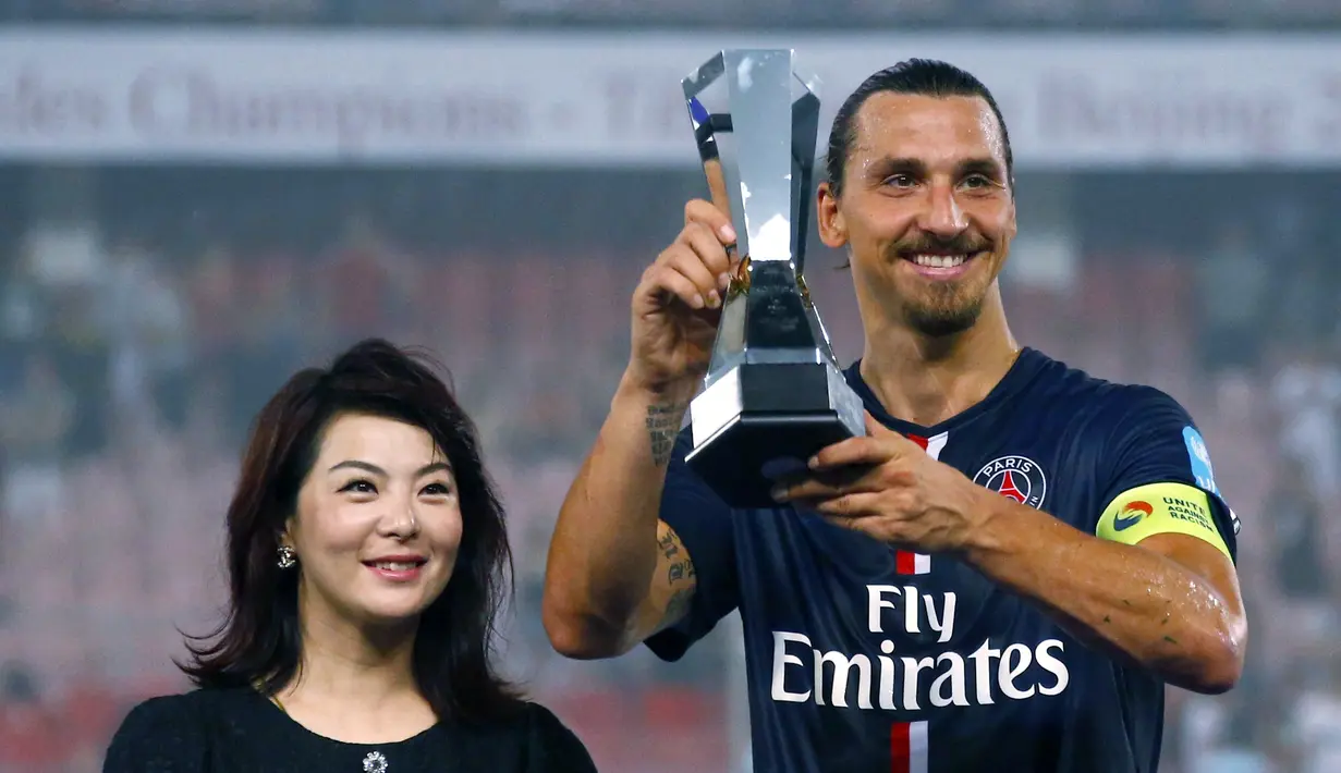 Zlatan Ibrahimovic, menerima trofi MVP setelah memenangkan pertandingan Piala Super Prancis di Workers Stadium, China, (2/8/14). (REUTERS/Petar Kujundzic)
