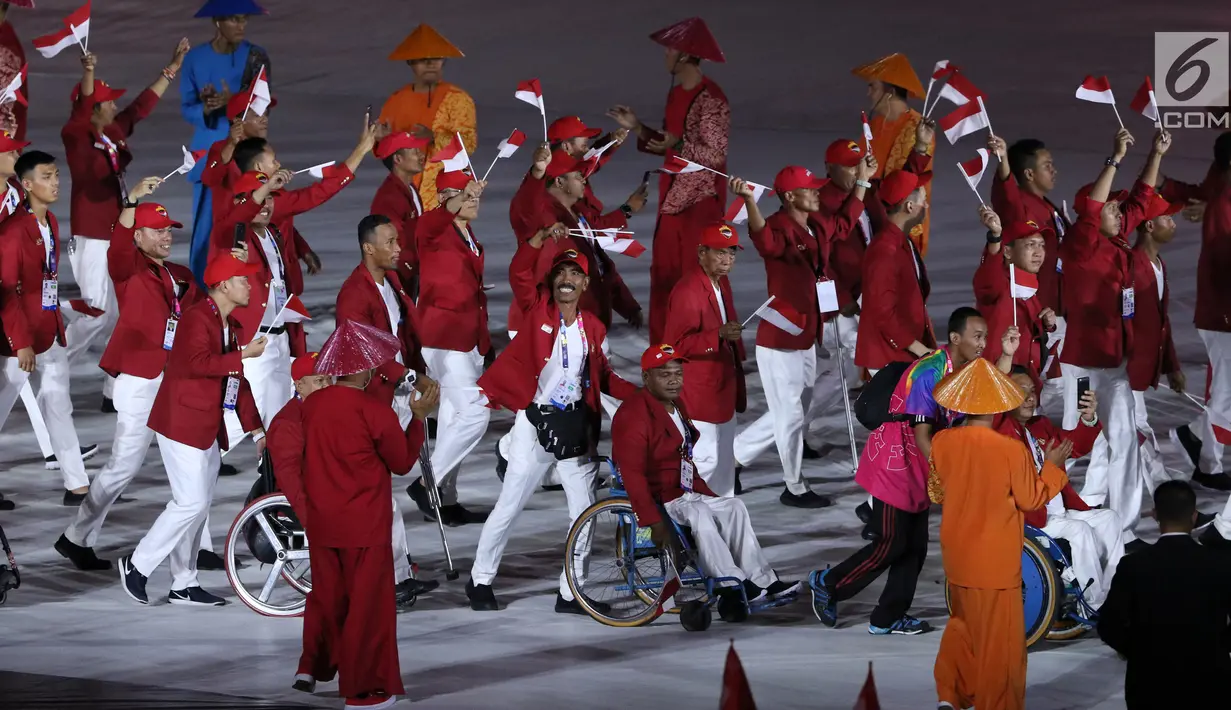Atlet Para Games Indonesia melakukan defile saat pembukaan Asian Para Games 2018 di Stadion Utama Gelora Bung Karno, Jakarta, Sabtu (6/10). Ribuan atlet dari 41 negara akan berlaga. (Liputan6.com/Helmi Fithriansyah)