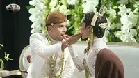 Prosesi suap-suapan dan setelahnya diakhiri dengan proses sungkeman yang dilakukan oleh kedua pasangan pengantin. (Foto. YouTube / Thariq Halilintar).