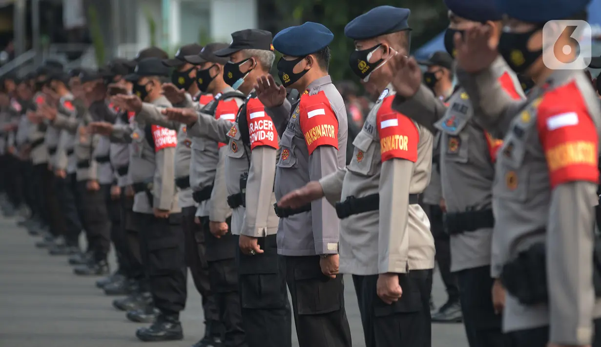 Polda Metro Jaya menggelar apel pelepasan tenaga vaksinator dan tracer COVID-19 di lapangan Promoter Polda Metro Jaya, Kamis (11/2/2021). Polri menyiapkan 40.336 personel Bhabinkabtimas menjadi tracer sebagai langkah deteksi dini dalam mengantisipasi penyebaran corona. (merdeka.com/Imam Buhori)