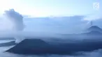 Lanskap Gunung Bromo-Tengger-Semeru yang diselimuti kabut menjadi salah satu destinasi wisata favorit di Jawa Timur. (Liputan6.com/Immanuel Antonius)