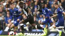 Pemain Newcastle United, Allan Saint-Maximin, berusaha melewati pemain Chelsea pada laga Premier League 2019 di Stadion Stamford Bridge, Sabtu (19/10). Chelsea menang 1-0 atas Newcastle United. (AP/Steven Paston)