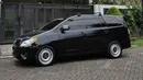 Toyota Kijang Innova berkelir hitam ini membuat pelek kalengnya terlihat lebih mencolok. (Source: Instagram/@firman.habibie)
