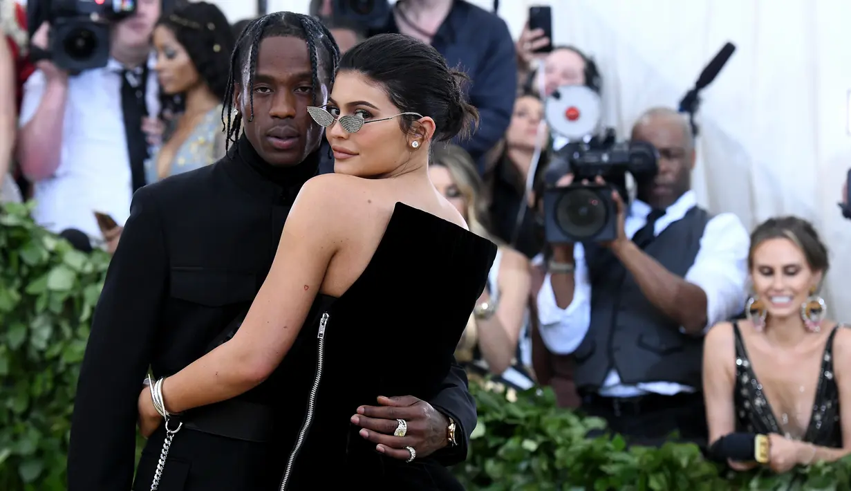 Travis Scott merasa bangga atas kesuksesan yang diraih Kylie Jenner dengan bisnis makeupnya. (NOAM GALAI / GETTY IMAGES NORTH AMERICA / AFP)