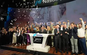 Karyawan SpaceX merayakan momen upacara pembunyian bel saat IPO SpaceX di Nasdaq MarketSite di New York, Jumat, 12 Juni 2026. (AP Photo/Frank Franklin II)
