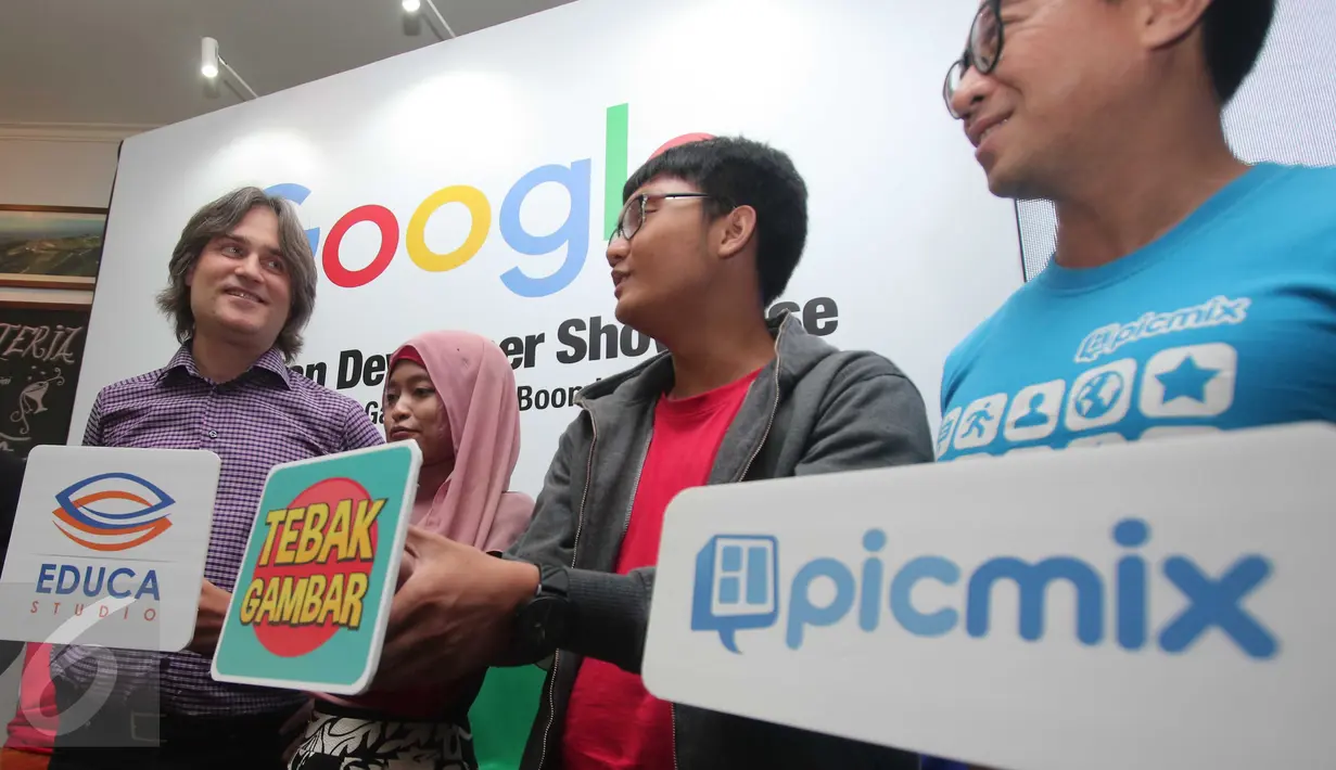 Vice President, Developer Products Group, Google Jason Titus (kiri) bersama dengan Founder pembuat Game dalam Google Aplikasi di Jakarta, Kamis (10/12/2015). (Liputan6.com/Angga Yuniar)