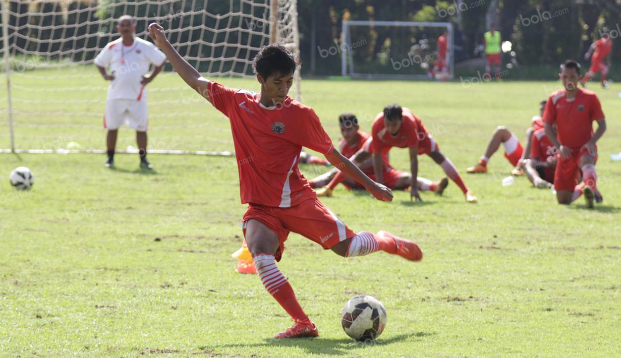Striker muda Persija, Aldy Al-Achya, melatih akurasi tendangan saat latihan di Lapangan Villa 2000, Tangerang, Selasa (3/5/2016). (Bola.com/Vitalis Yogi Trisna)