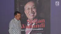 Wakil Presiden, Jusuf Kalla bersiap membuka bedah buku Sofjan Wanandi dan Tujuh Presiden di Jakarta, Rabu (23/5). Dalam sambutannya, JK mengatakan, Sofjan Wanandi memiliki jaringan yang sangat luas dan dikenal baik. (Liputan6.com/Helmi Fithriansyah)