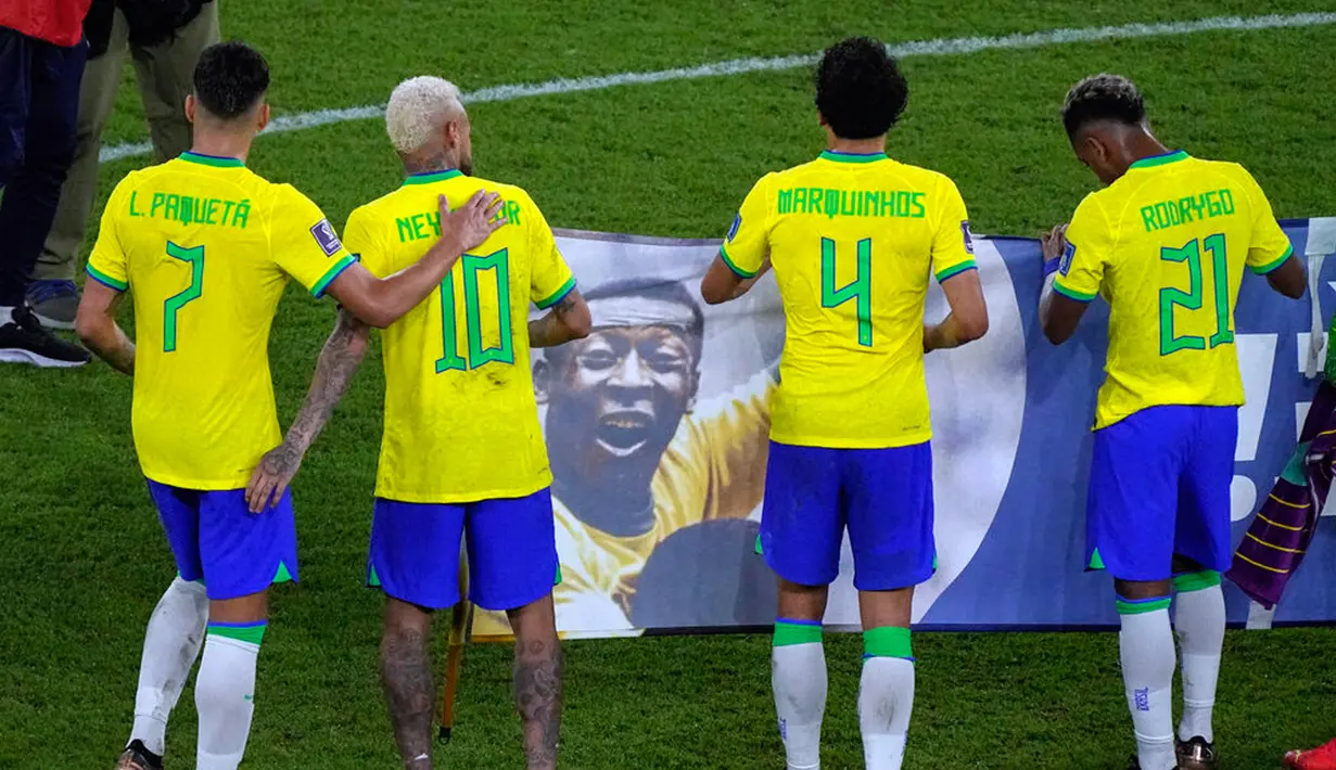 Para pemain Brasil Neymar (kedua kiri) bersama rekan setimnya memegang spanduk dukungan untuk Pele yang sedang sakit pada akhir pertandingan sepak bola babak 16 besar Piala Dunia 2022 antara Brasil dan Korea Selatan di Stadium 974, Doha, Qatar, 5 Desember 2022. (AP Photo/Darko Bandic)