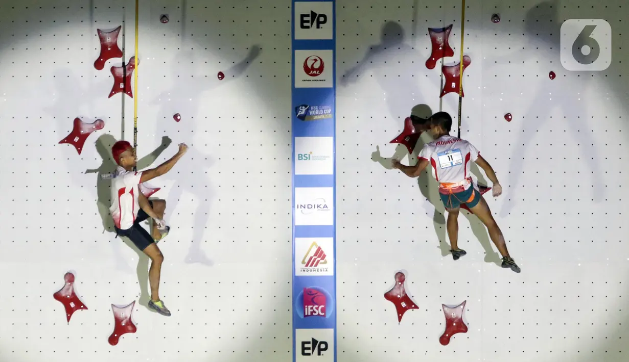 Atlet Panjat Tebing Putra Indonesia, Aspar (kiri) meluapkan kegembiraan usai menumbangkan rekan setimnya, Raharjati Nursamsa di Kejuaraan Panjat Tebing Dunia IFSC 2022 di Jakarta, Sabtu (24/9/2022). Di Babak Final, Aspar menempati posisi utama dengan catatan waktu 5,39 detik. (Liputan6.com/Helmi Fithriansyah)
