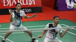 Pebulutangkis Indonesia, Fajar Alfian/Muhammad Rian Ardianto saat melawan Qu Xuan Yi/Zhang Nan (China) pada babak kedua ganda putra Indonesia Masters 2020 di Istora GBK, Jakarta, Kamis (16/1/2020). Fajar/Rian unggul 21-10 12-21 21-19. (Liputan6.com/Helmi Fithriansyah)