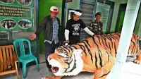 Bupati Purwakarta Dedi Mulyadi menyumbang patung harimau untuk menggantikan patung macan lucu di Koramil Cisewu, Kabupaten Garut, Jabar. (Liputan6.com/Abramena)