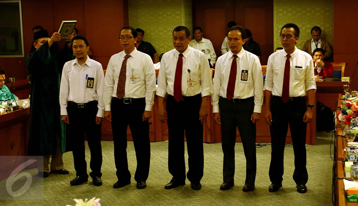 Dirjen Pajak, Sigit Priadi Pramudito (tengah) disumpah saat menghadiri rapat dengan Pansus Pelindo II DPR RI, Jakarta, Senin (16/11/2015). Pansus Pelindo II kembali memanggil pihak yang berkaitan dengan pengadaan mobile crane. (Liputan6.com/Johan Tallo)
