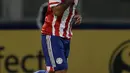  Penyerang Paraguay, Derlis Gonzalez melakukan selebrasi usia mencetak gol kegawan Argentina pada kualifikasi Piala Dunia 2018 di stadion Mario Kempes, Argentina (11/10). Paraguay menang atas Argentina dengan skor 1-0. (AP Photo/Natacha Pisarenko)