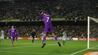 Penyerang Real Madrid, Cristiano Ronaldo merayakan golnya ke gawang Real Betis, pada laga lanjutan La Liga 2016-2017, di Stadion Benito Villamarin, Minggu (16/10/2016) dini hari WIB. Real Madrid unggul 6-1.  (Reuters/Marcelo del Pozo)