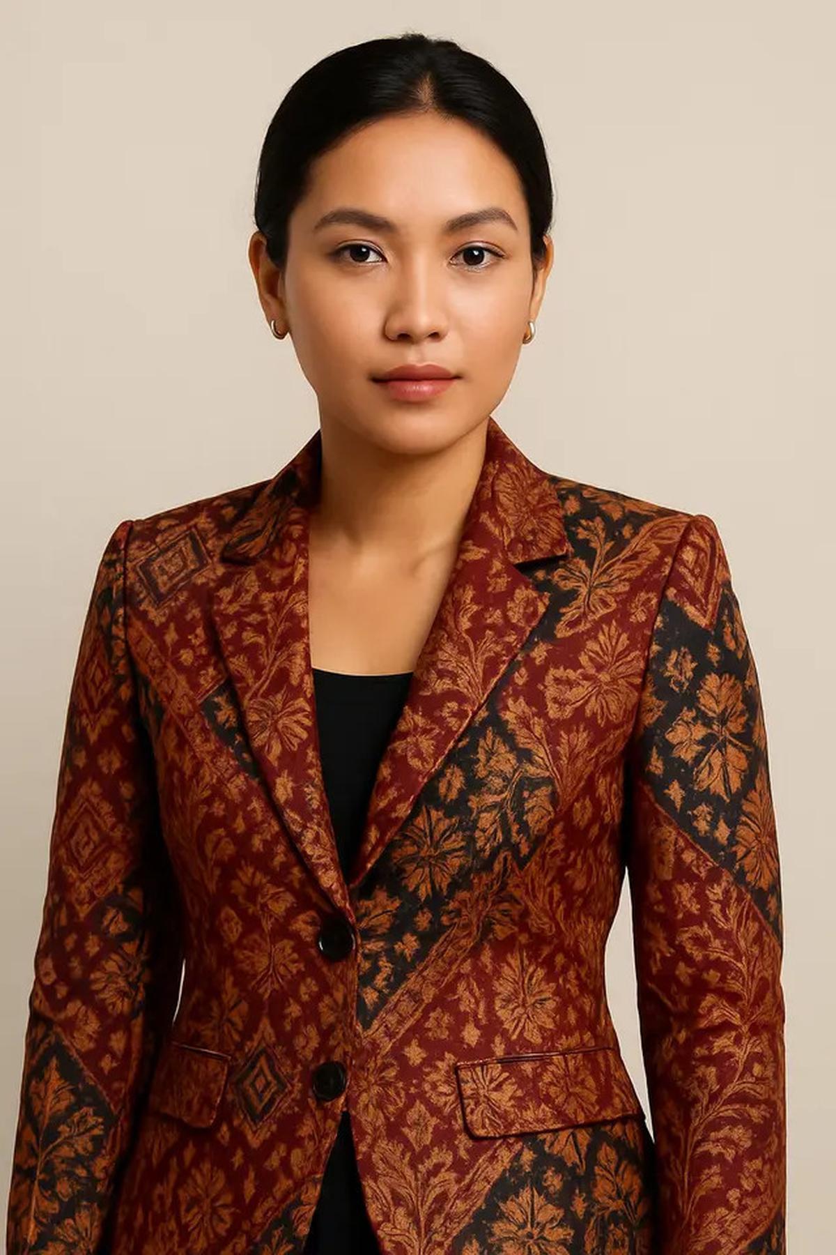 7 Model Jas Kombinasi Batik Wanita yang Trendi di Tahun 2025, Gaya Formal Elegan Berbalut Nuansa Budaya