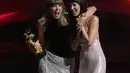 Taylor Swift menerima penghargaan Video of the Year untuk lagu “The Fate of Ophelia” dalam ajang MTV Video Music Awards (VMAs) 2026 di Peacock Theater, Los Angeles, Amerika Serikat, Minggu (27/9/2026) waktu setempat. (AP Photo/Chris Pizzello)