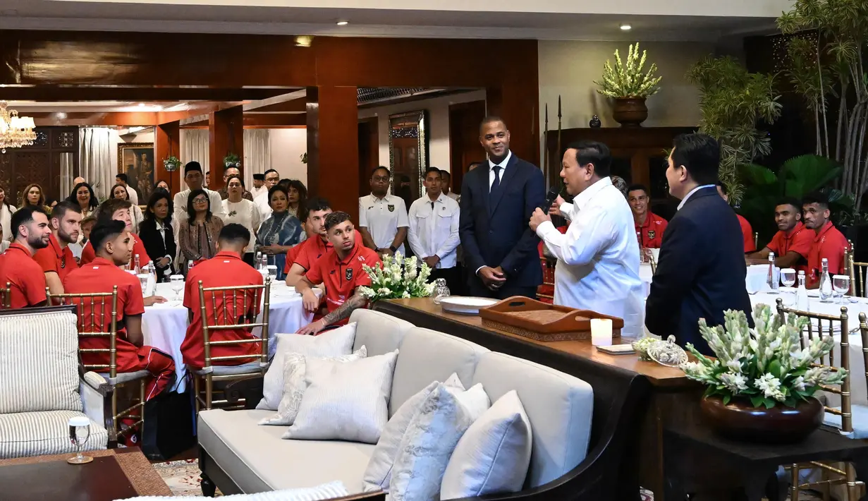 Kunjungan Timnas Indonesia ke kediaman Presiden Prabowo di Kartanegara, Jumat (06/06/2025). Acara ini merupakan bentuk apresiasi dari presiden untuk kemenangan Skuad Garuda atas China dalam laga putaran ketiga Kualifikasi Piala Dunia 2026. (Biro Pers Sekretariat Presiden/Cahyo)