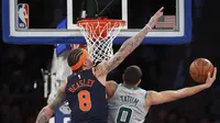Forward New York Knicks Michael Beasley (kiri) coba menghentikan laju penggawa Boston Celtics Jayson Tatum pada laga NBA 2017-2018 di Madison Square Garden, Sabtu (24/2/2018) atau Minggu (25/2/2018) WIB. (AP Photo/Kathy Willens)