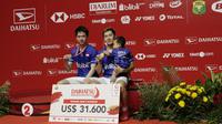 Ganda Putra Indonesia, Kevin Sanjaya/Marcus Fernaldi, melakukan selebrasi usai menaklukkan Mohammad Ahsan/Hendra Setiawan, pada laga final Daihatsu Indonesia Masters 2020 di Istora, Jakarta, Minggu (19/1). Kevin/Marcus menang 21-15, 21-16. (Bola.com/M Iqbal Ichsan)