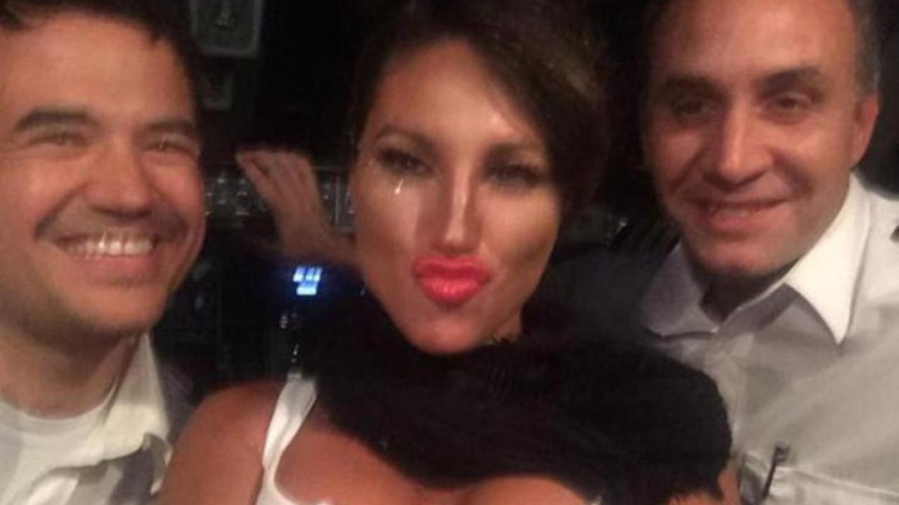 Undang Model Playboy ke Ruang Kokpit, Pilot Ini Dipecat